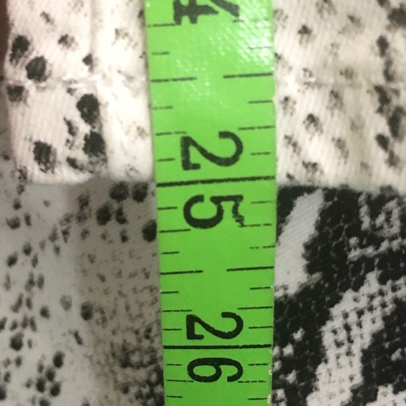 - Womens White/Grey stretchy Capris Post. LikeNEW 11 - Picture 4 of 6